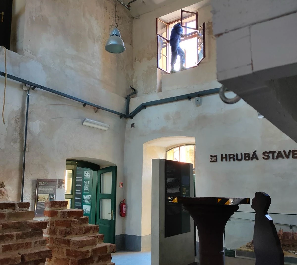 Ukázka výškových prací ve velké výšce, mytí oken.