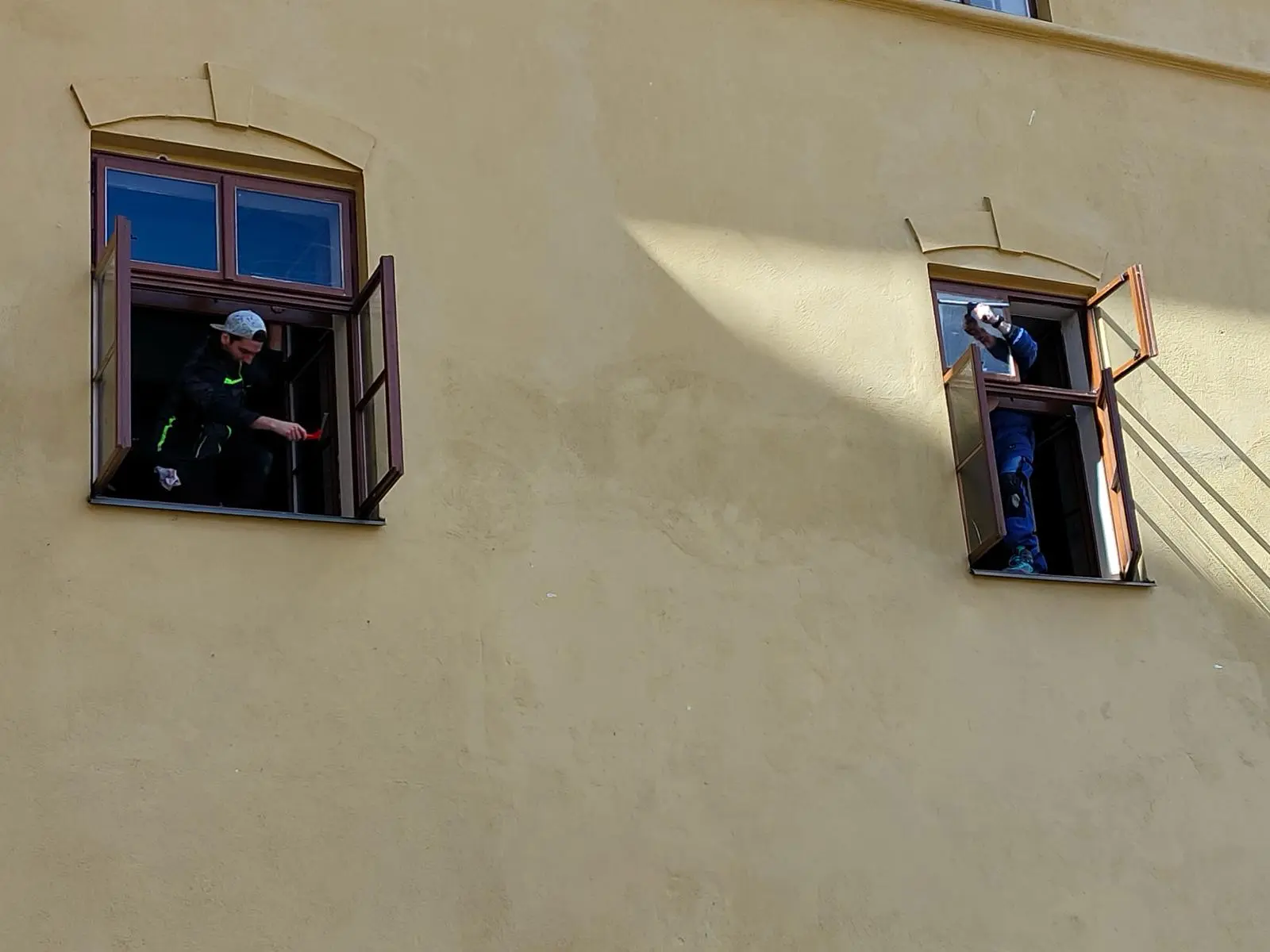 Ukázka výškových prací, čištění oken.