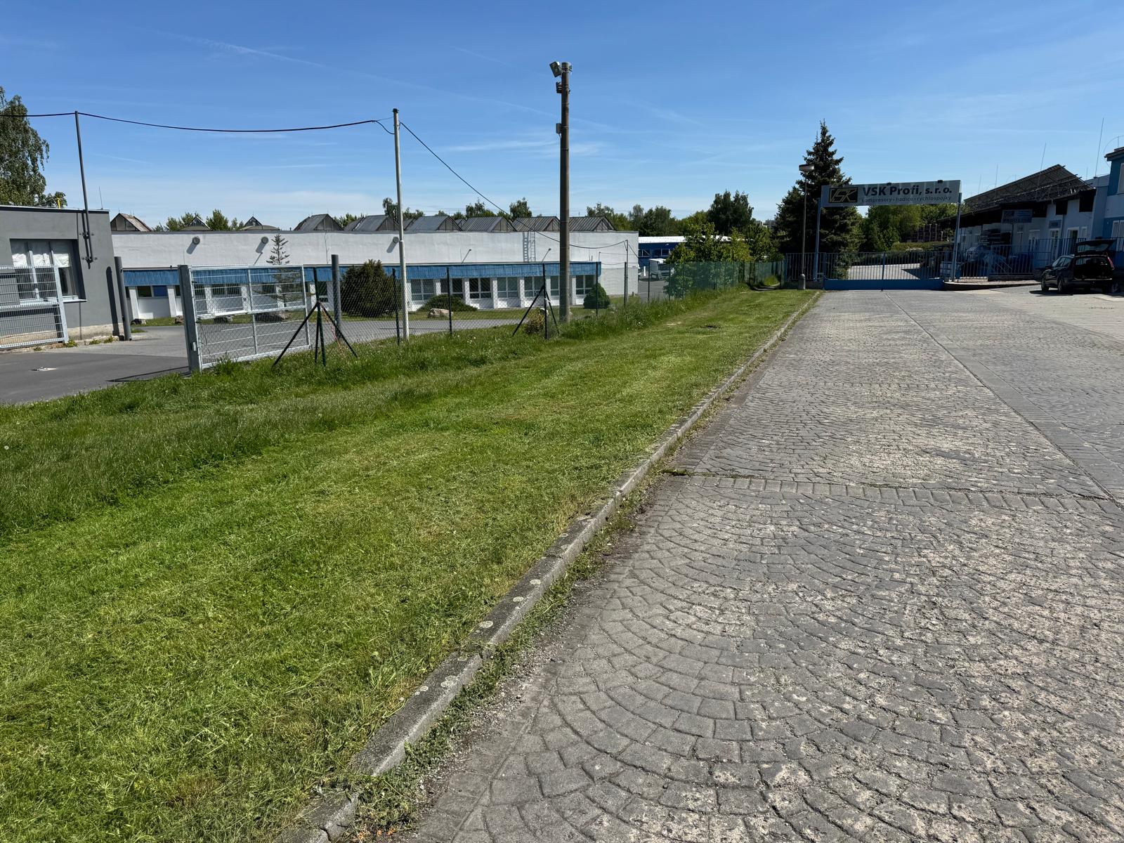 Posekané travní pásy podél komunikací