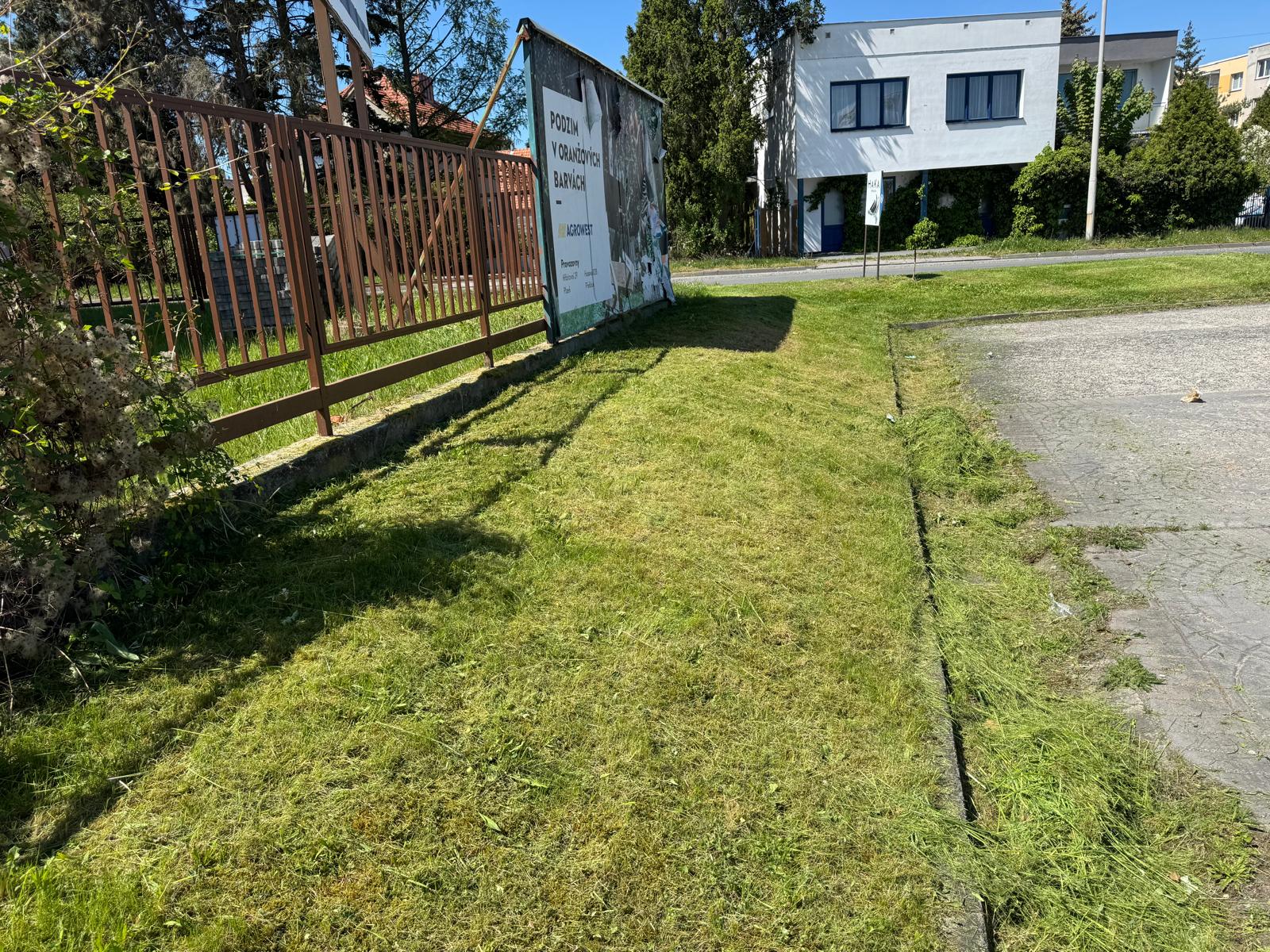Upravené okraje a plochy kolem plotů